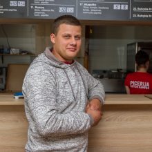 Įsitikinęs, kad picerija – per ankšta, „Sotaus kampo“ savininkas D.Dubinskas įsigijo buvusios parduotuvės patalpas ir jose rengia kavinę-piceriją.