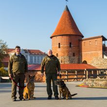 S.Tarvydas ir V.Gustaitis pasirengę eiti upių santakos link, pasakodami apie savo keturkojus augintinius Ersą bei Rusą.