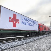 Kaune nusileido lėktuvas su dar viena aprangos ir kaukių siunta iš Kinijos