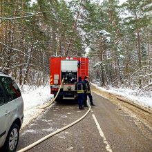 Gaisras Kaune: atvira liepsna dega namo stogas