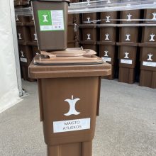 Maisto atliekų rūšiavimui klaipėdiečiams jau išdalinta apie 100 konteinerių komplektų