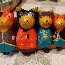 Reikšmė: kolekcijos antikvarinis medinukas – tiek kačių, kiek Ritos šeimoje narių.