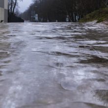 Plikledis muša traumų rekordus: kai kurie gyventojai patys tirpdo ledą, kad nesusižeistų