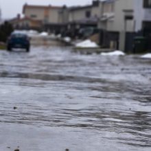 Plikledis muša traumų rekordus: kai kurie gyventojai patys tirpdo ledą, kad nesusižeistų