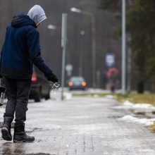 Plikledis muša traumų rekordus: kai kurie gyventojai patys tirpdo ledą, kad nesusižeistų