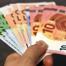 Seimas linkęs biudžetininkų bazinę algą didinti iki 181 euro