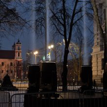 Dangų virš Vilniaus nušvietė milžiniškas šviesos paminklas