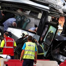 Ispanijoje autobusas atsitrenkė į viaduko atramą, mažiausiai 5 žmonės žuvo