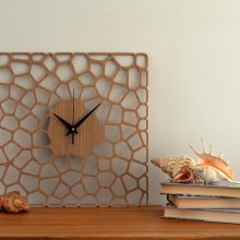 Stilingi namai: šiuolaikinės sieninių laikrodžių interpretacijos