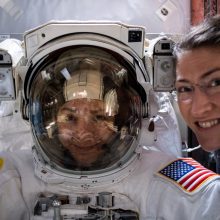 Pirmą kartą istorijoje į atvirą kosmosą išėjo dvi astronautės