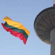 Vilniaus televizijos bokšte plazda didžiausia trispalvė