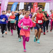 Kilnaus tikslo „Pink Run“ bėgime varžėsi olimpiečiai, surinkta parama – rekordinė