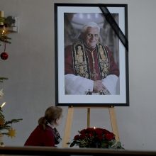 Vatikane susirinkę tikintieji išreiškė liūdesį ir susižavėjimą Benediktu XVI
