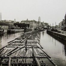 Priežastis: medienos plukdymas į Klaipėdą turėjo įtakos šio uosto ir miesto pakilimui XIX a.