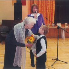 Nudžiugino: R.Skučaitę sveikina mažasis jos poezijos vaikams gerbėjas.