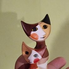Kitokie: dėmesį traukia Austrijos menininkės Rosinos Wachmeister nestandartiniai spalvoti, smailomis ausytėmis katinukai.