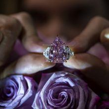 Gigantiškas rožinis deimantas parduotas už daugiau nei 28,5 mln. JAV dolerių