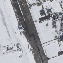 Paskelbtos Baltarusijos aerodrome atakuoto Rusijos lėktuvo palydovinės nuotraukos