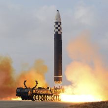 Šiaurės Korėja paskelbė naują šventę, skirtą pažymėti balistinės raketos bandymą