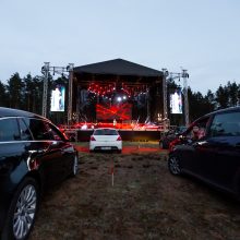 Pirmasis „Drive in Live“ koncertas: vietoj plojimų –  mašinų šviesų mirkčiojimai