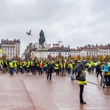 Per protestus Prancūzijoje nukentėjo apie 50 žmonių