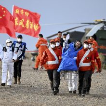Trys kinų astronautai sugrįžo į Žemę