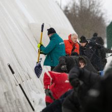 Vilniečiai rinkosi prie pripučiamo futbolo maniežo: kupolas apsaugotas nuo sniego sankaupų