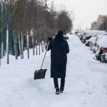 Vilniečiai rinkosi prie pripučiamo futbolo maniežo: kupolas apsaugotas nuo sniego sankaupų