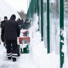 Vilniečiai rinkosi prie pripučiamo futbolo maniežo: kupolas apsaugotas nuo sniego sankaupų