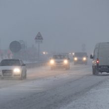 Kelininkai: eismo sąlygas toliau sunkina snygis, plikledis