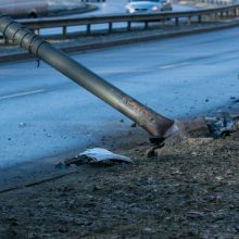 Vilniuje automobilis nulaužė stulpą: vairuotojas pabėgo 