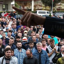 Baltarusijos opozicijai siekiant pakartotinių rinkimų vėl suiminėjami protestuotojai