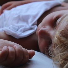 Ragina atsisakyti privalomo pietų miego darželiuose: ar tai vaikams būtų naudinga?