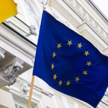 Apklausa: lietuviai labiausiai palaiko ES plėtrą, dauguma balsuotų EP rinkimuose