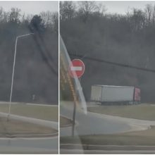 Užfiksavo, kaip vilkikas važiavo link Kleboniškio tilto: nerūpi nei ženklai
