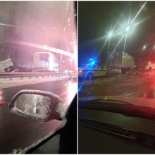 Vilniuje į atitvarus ir stulpą rėžėsi vilkikas