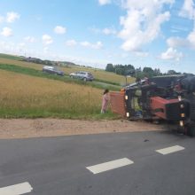 Netoli Klaipėdos apvirto traktorius: vairuotojui prireikė medikų pagalbos