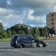 Klaipėdoje – BMW ir „Opel“ avarija: po smūgio girtas vairuotojas išvežtas į ligoninę