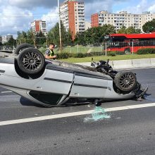 Nelaimė Laisvės prospekte: „Volvo“ automobilis apsivertė ant stogo
