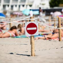 Prancūzai saule mėgaujasi rūpestingai sužymėtuose paplūdimio ploteliuose