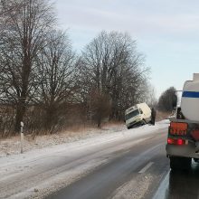 To dar nebuvo – penktadienio rytą uostamiesčio keliuose sudaužyta beveik dvi dešimtys automobilių