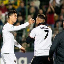 Paaiškėjo, kokio dydžio bauda skirta į aikštę pas C. Ronaldo bėgusiam aistruoliui