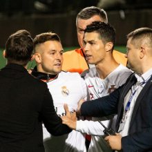 Paaiškėjo, kokio dydžio bauda skirta į aikštę pas C. Ronaldo bėgusiam aistruoliui