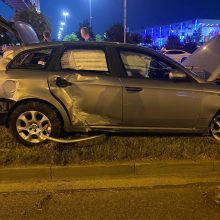 Taikos prospekte BMW taranavo „Alfa Romeo“: išvartyti kelio ženklai, išlaužyti atitvarai
