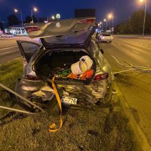Taikos prospekte BMW taranavo „Alfa Romeo“: išvartyti kelio ženklai, išlaužyti atitvarai