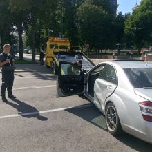 Klaipėdos centre kelio nepasidalijo „Mercedes-Benz“ ir „Citroen“: viena mašina rėžėsi į stulpą