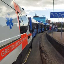 Judrioje Klaipėdos sankryžoje – autobusų avarija: susidūrimo metu griuvo ir susižalojo keleivė