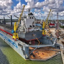 VLG įmonių grupei priklausantis didžiausias dokas remontui priėmė pirmąjį laivą