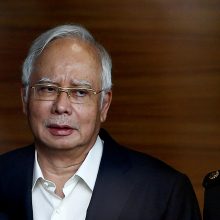 Malaizijos teismas buvusį premjerą N. Razaką paleido už užstatą