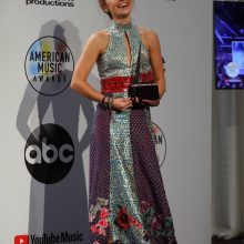 Amerikos muzikos apdovanojimai: T. Swift triumfas ir raudonojo kilimo mados klaidos